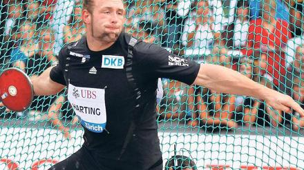 Der sensible Kraftprotz. Robert Harting hat in dieser Saison schon 68,99 Meter erreicht, aber das genügt nicht, um ihm genug Selbstvertrauen zu geben. Der Wunsch, endlich einmal die 70-Meter-Marke zu knacken, setzt ihn unter Druck. Foto: dpa