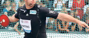 Der sensible Kraftprotz. Robert Harting hat in dieser Saison schon 68,99 Meter erreicht, aber das genügt nicht, um ihm genug Selbstvertrauen zu geben. Der Wunsch, endlich einmal die 70-Meter-Marke zu knacken, setzt ihn unter Druck. Foto: dpa