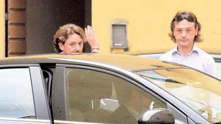 Ich bin dann mal festgenommen. Der ehemalige Nationalspieler Guiseppe Signori (l.), ein Mitglied der verdächtigen Gruppe der Bologneser, steht weiter unter Hausarrest. Foto: AFP