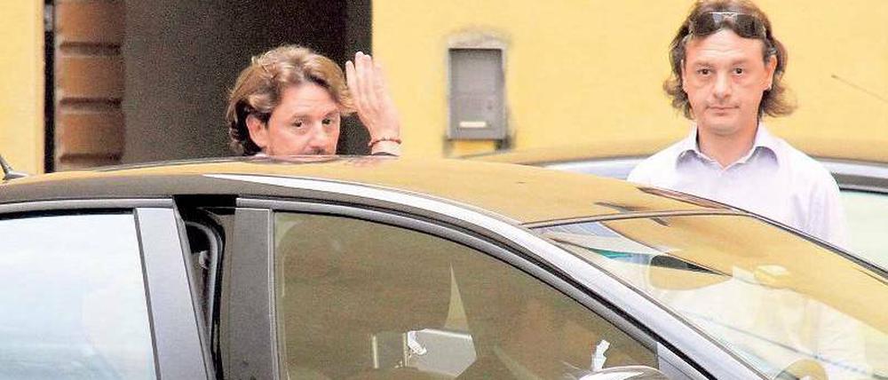 Ich bin dann mal festgenommen. Der ehemalige Nationalspieler Guiseppe Signori (l.), ein Mitglied der verdächtigen Gruppe der Bologneser, steht weiter unter Hausarrest. Foto: AFP