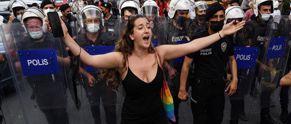 Polizeieinsatz gegen den Pride in Istanbul.