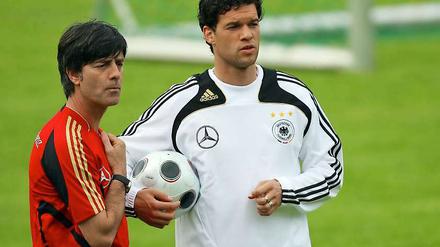 Ehemalige Partner in der Nationalmannschaft: Nach dem von Löw verkündeten Abschied aus der Nationalelf greift Ballack den Bundestrainer scharf an.
