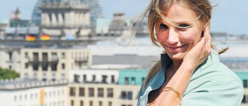 Über den Dächern von Mitte. Schauspielerin Cameron Diaz stellte ihren neuen Film „Bad Teacher“ gestern in Berlin vor. Er kommt am 23. Juni in die Kinos. Foto: Jens Kalaene/dpa