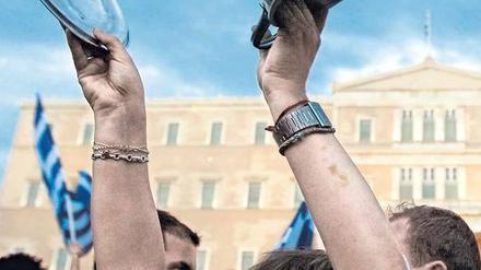 Dagegen! Die Griechen lärmen in Athen gegen das Sparpaket. Ökonomen glauben nicht, dass Griechenland die Kredite eines Tages zurückzahlen kann.