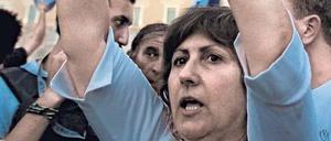 Dagegen! Die Griechen lärmen in Athen gegen das Sparpaket. Ökonomen glauben nicht, dass Griechenland die Kredite eines Tages zurückzahlen kann.