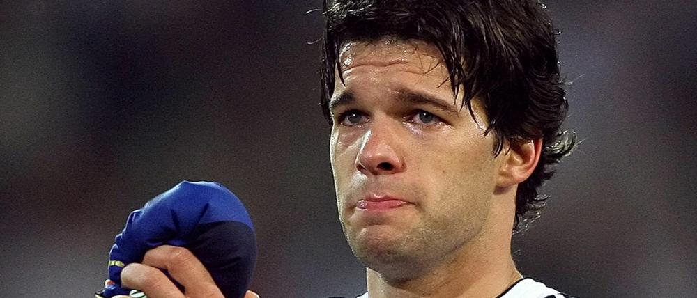 Tränen im Sommermärchenwald: Nach dem Halbfinal-Aus gegen Italien weint Ballack im Dortmunder Flutlicht. Auch bei der Heim-WM blieb ihm der Final-Einzug versagt.