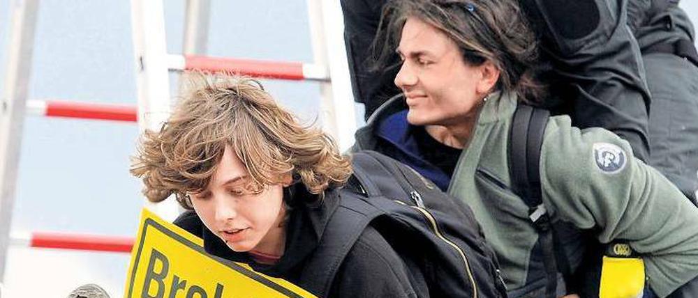 Blockade. 24 Stunden lang haben Atomgegner in Brokdorf demonstriert. Foto: Reuters