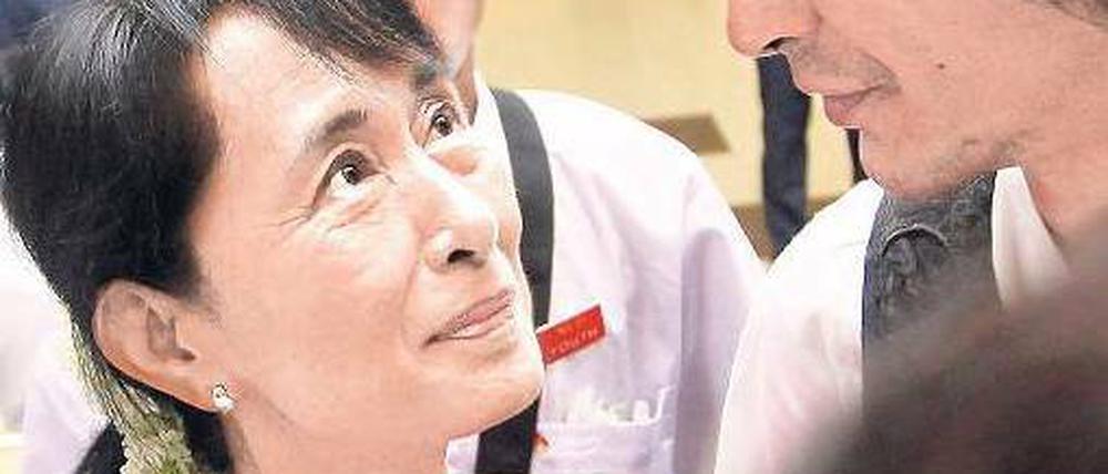 Mit der Familie. Suu Kyi trifft ihren Sohn Kim Aris, der im Ausland lebt. Foto: Reuters