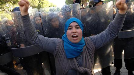 Für einen echten Machtwechsel an der Spitze Tunesiens gehen in der Hauptstadt Tunis viele Menschen auf die Straße.