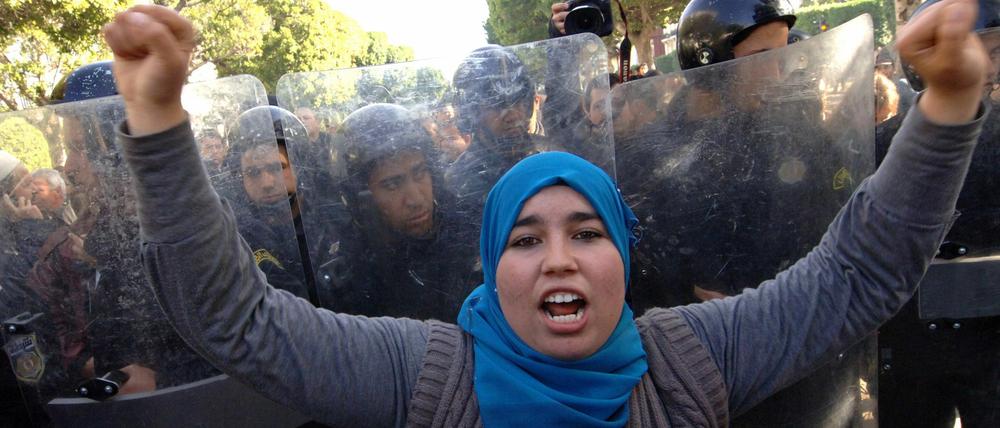 Für einen echten Machtwechsel an der Spitze Tunesiens gehen in der Hauptstadt Tunis viele Menschen auf die Straße.