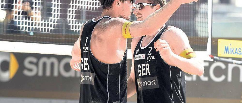 Duo mit vier Pranken. Julius Brink (links) und Jonas Reckermann sind auf dem besten Weg zur Titelverteidigung. Foto: nordphoto