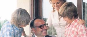 Familienaufstellung. Die Kohls 1974 in Oggersheim, links Peter, rechts Walter. Foto: Imago