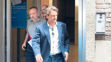 Ex-Nationalspieler auf der Polizeistation. Giuseppe Signori (rechts) spielte zwischen 1992 bis 1995 28 Mal für Italien, jetzt ist er mutmaßlich in einen Wettskandal verwickelt. Foto: dpa