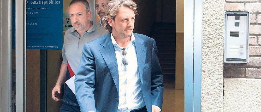 Ex-Nationalspieler auf der Polizeistation. Giuseppe Signori (rechts) spielte zwischen 1992 bis 1995 28 Mal für Italien, jetzt ist er mutmaßlich in einen Wettskandal verwickelt. Foto: dpa