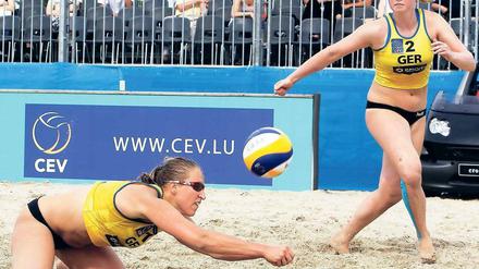 Bemüht im Sand. Jana Köhler (l.) und Julia Sude (hier beim Turnier in Berlin) überraschen bei der WM in Rom. Foto: p-a/Hoch Zwei