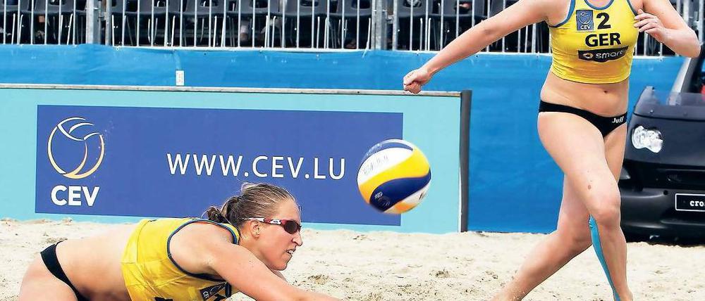 Bemüht im Sand. Jana Köhler (l.) und Julia Sude (hier beim Turnier in Berlin) überraschen bei der WM in Rom. Foto: p-a/Hoch Zwei