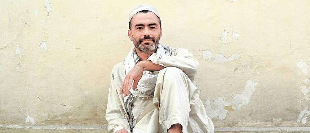 Arbeitskleidung eines Afghanistan-Korrespondenten: Bei Reportagefahrten außerhalb von Kabul trägt Christoph Reuter das landestypische Gewand. Foto: Privat/dapd