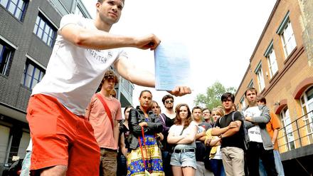 Wut und Enttäuschung stehen den Schülern an der John-F.-Kennedy-Schule in Zehlendorf ins Gesicht geschrieben. Sie organisierten ihre Abiturfahrt über "EasyAbi". Das Geld ist futsch.