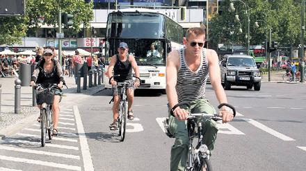 Überall Verkehrshindernisse? Die Grünen fordern Extraspuren für die Radler neben den Busstreifen. Notfalls müssten dafür breite Gehwege verkleinert werden oder Parkplätze entfallen. Oder sie müssen sich einfach die Fahrbahn mit Autos teilen.
