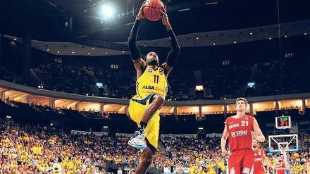 Ganz nah am Ziel. Julius Jenkins (vorne) und Alba Berlin könnten am Sonnabend in Bamberg Deutscher Meister werden. Foto: dapd