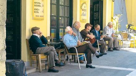 Nachdenken im Kafenion. Wie hier auf Korfu blicken viele Griechen derzeit ratlos in die Zukunft. 