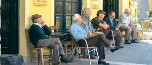Nachdenken im Kafenion. Wie hier auf Korfu blicken viele Griechen derzeit ratlos in die Zukunft. 