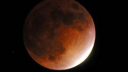 Am Mittwochabend ist wieder eine Mondfinsternis zu bestaunen. Bei klarem Himmel wird ein Schauspiel wie auf diesem Archivfoto aus dem Jahr 2004 zu sehen sein.
