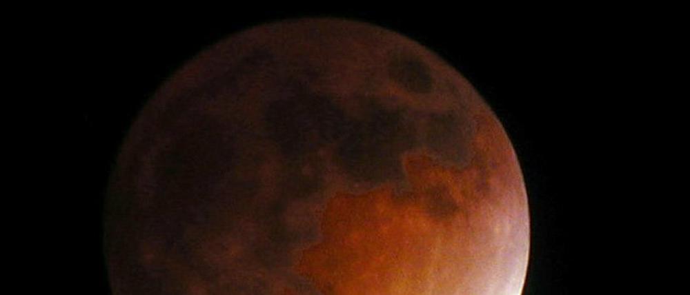 Am Mittwochabend ist wieder eine Mondfinsternis zu bestaunen. Bei klarem Himmel wird ein Schauspiel wie auf diesem Archivfoto aus dem Jahr 2004 zu sehen sein.