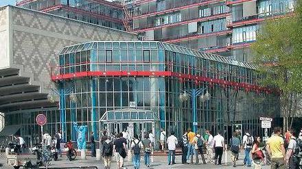Beengte Verhältnisse. Die Berliner Universitäten sehen sich finanziell nicht in der Lage, dringend benötigte neue Seminarräume und Labore einzurichten. Im Bild das Mathegebäude der Technischen Universität. 