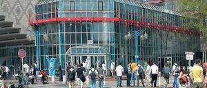 Beengte Verhältnisse. Die Berliner Universitäten sehen sich finanziell nicht in der Lage, dringend benötigte neue Seminarräume und Labore einzurichten. Im Bild das Mathegebäude der Technischen Universität. 