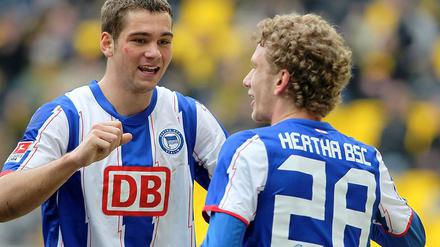 Torschütze Fabian Lustenberger (r.) wird von Pierre-Michel Lasogga beglückwünscht.