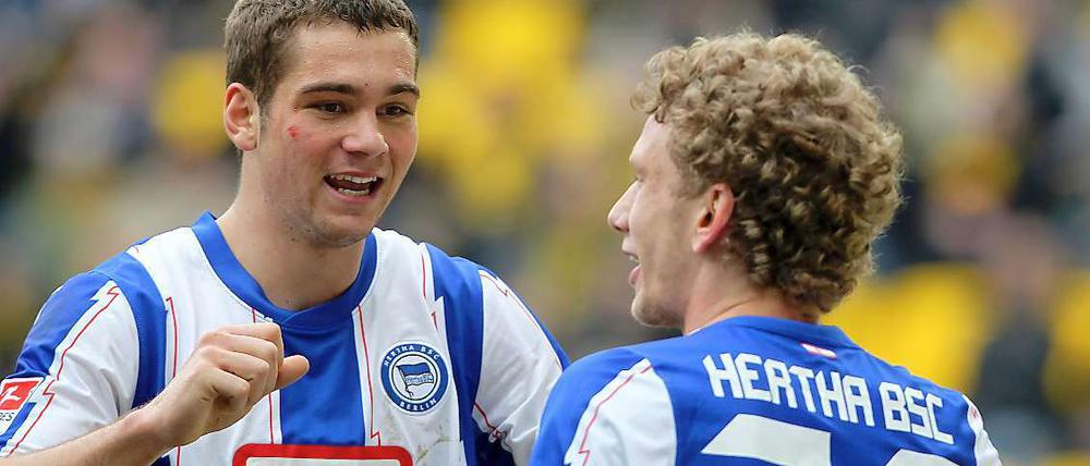Torschütze Fabian Lustenberger (r.) wird von Pierre-Michel Lasogga beglückwünscht.