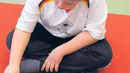 Im Training. Sport und Ernährungsschulung helfen bei zu vielen Pfunden. 