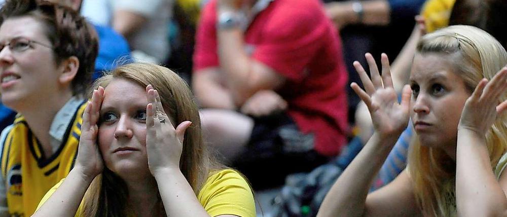 Vor Spannung kaum zu ertragen: Alba-Fans beim Public Viewing in Berlin. 
