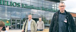 Genau untersucht. Ermittler tragen am Dienstag sichergestellte Unterlagen aus der Helios-Klinik in Buch. Auch Privatwohnungen von verdächtigen Ärzten und Geschäftsführern wurden von der Polizei überprüft. 