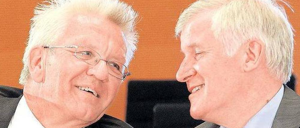 Diplomatische Verwicklungen. Horst Seehofer hatte die „Südschiene“ Bayerns mit Baden-Württemberg wegen des Siegs von Winfried Kretschmanns Grünen aufgekündigt. Jetzt finden beide Ministerpräsidenten beim Atomausstieg wieder zusammen.
