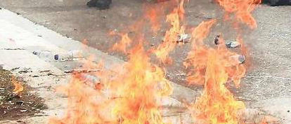 In Flammen. Randale und Proteste bestimmten am Mittwoch das Straßenbild in Athen. Die neuen Sparpläne stoßen auf Protest und sind auch im Regierungslager umstritten. Foto: rtr