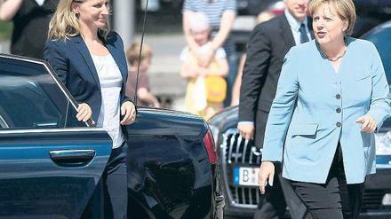 Immer im Blick hat Eva Christiansen (links), wie sich Angela Merkel (CDU) in den Medien präsentiert. Die Beraterin begleitet die Kanzlerin auch zu offiziellen Terminen, wie hier 2010 zur Amtseinführung des neuen Regierungssprechers Steffen Seibert.