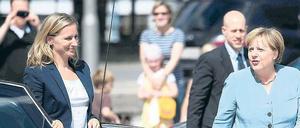Immer im Blick hat Eva Christiansen (links), wie sich Angela Merkel (CDU) in den Medien präsentiert. Die Beraterin begleitet die Kanzlerin auch zu offiziellen Terminen, wie hier 2010 zur Amtseinführung des neuen Regierungssprechers Steffen Seibert. 