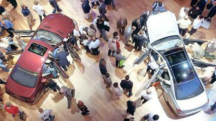 Größer und teurer. Der Trend zum Kleinwagen ist offenbar vorbei. Mehr als die Hälfte der Autos, die hierzulande gekauft werden, sind aus der Mittel- oder der Oberklasse. Alles in allem geben die Kunden heute dreimal so viel Geld für ein neues Auto aus als vor 30 Jahren. Foto: picture-alliance/dpa