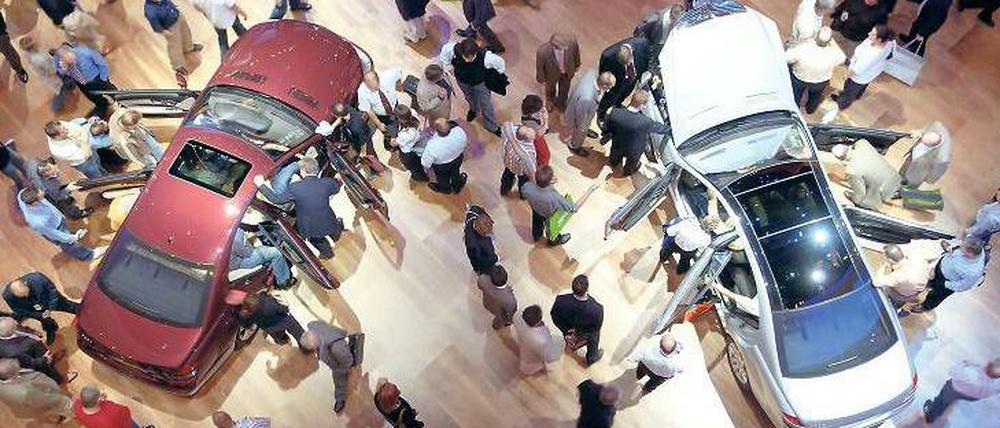 Größer und teurer. Der Trend zum Kleinwagen ist offenbar vorbei. Mehr als die Hälfte der Autos, die hierzulande gekauft werden, sind aus der Mittel- oder der Oberklasse. Alles in allem geben die Kunden heute dreimal so viel Geld für ein neues Auto aus als vor 30 Jahren. Foto: picture-alliance/dpa