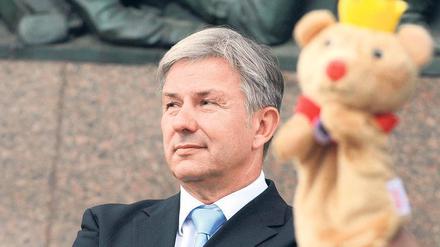 Bärentheater. Berlin ist nicht leicht zu regieren – und manchmal geht es zu wie im Kasperltheater, wie hier bei der Wiedereröffnung der sanierten Siegessäule. Klaus Wowereit hat trotzdem zehn Jahre als Senatschef durchgehalten. Und hat offenbar noch nicht genug davon. Foto: dapd/Michael Gottschalk