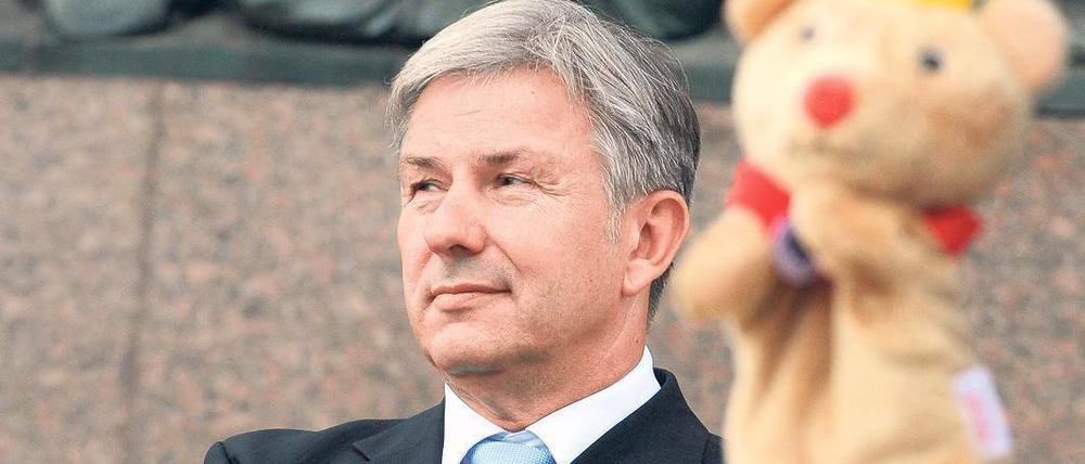 Bärentheater. Berlin ist nicht leicht zu regieren – und manchmal geht es zu wie im Kasperltheater, wie hier bei der Wiedereröffnung der sanierten Siegessäule. Klaus Wowereit hat trotzdem zehn Jahre als Senatschef durchgehalten. Und hat offenbar noch nicht genug davon. Foto: dapd/Michael Gottschalk