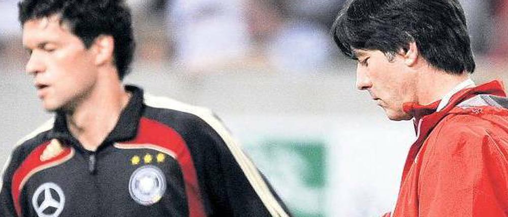 Zeit, dass sich was dreht. Bundestrainer Joachim Löw (l.) plant nicht mehr mit Michael Ballack. Der Abschied des langjährigen Kapitäns sorgt für Streit zwischen beiden, ein letztes klärendes Gespräch kam nicht mehr zustande.