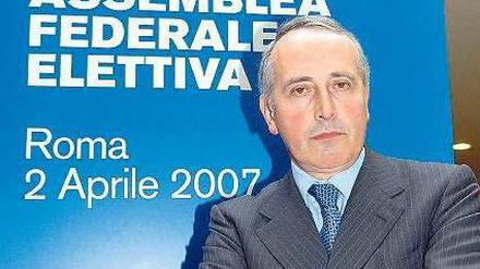 Verstimmt. Italiens Verbandspräsident Giancarlo Abete steht wie schon 2007 vor Problemen im Fußball. Foto: dpa