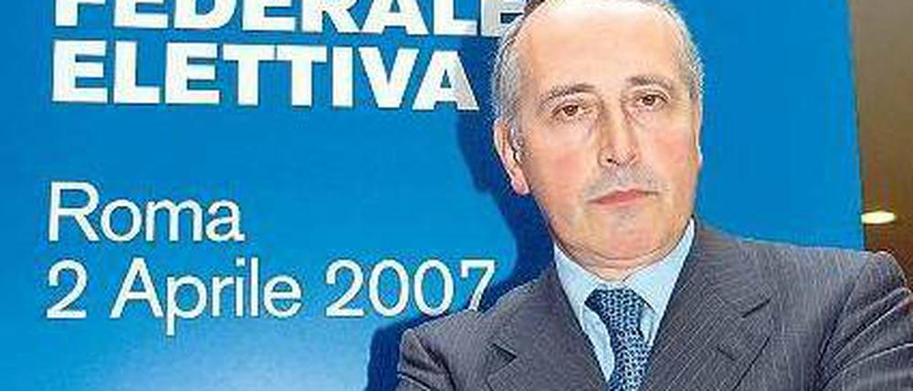 Verstimmt. Italiens Verbandspräsident Giancarlo Abete steht wie schon 2007 vor Problemen im Fußball. Foto: dpa