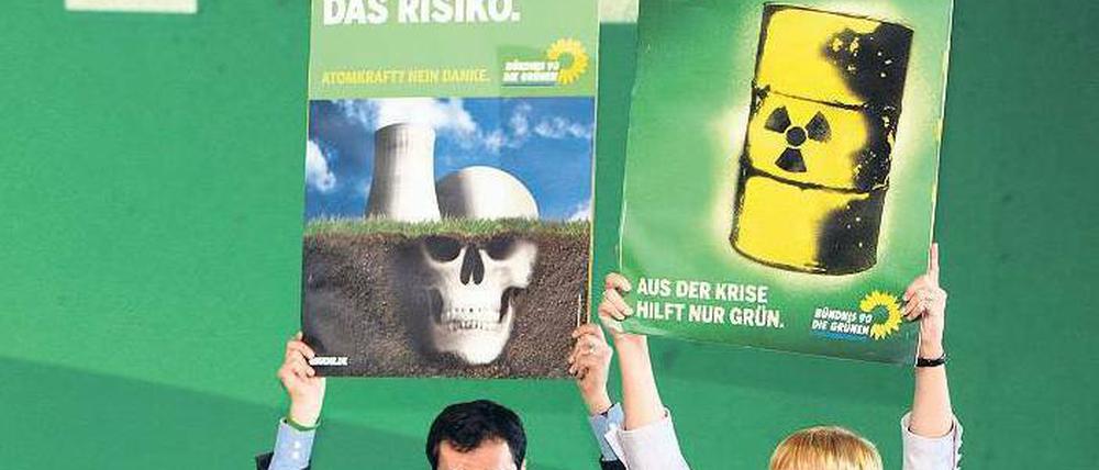 Wahlkampf gegen Schwarz-Gelb und für den Atomausstieg. Die Grünen-Chefs Cem Özdemir und Claudia Roth 2009. Foto: Jens Büttner/dpa