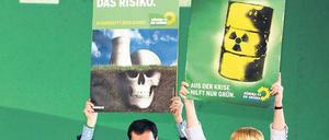 Wahlkampf gegen Schwarz-Gelb und für den Atomausstieg. Die Grünen-Chefs Cem Özdemir und Claudia Roth 2009. Foto: Jens Büttner/dpa