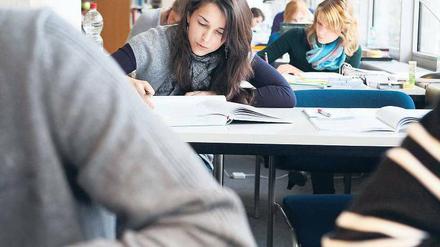 Ellenbogen gefragt. Berlins Hochschulen ringen um Stipendien-Sponsoren.
