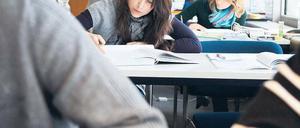 Ellenbogen gefragt. Berlins Hochschulen ringen um Stipendien-Sponsoren.